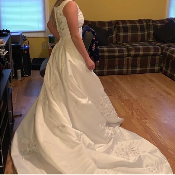 Wedding dress - Picture 4 of 6